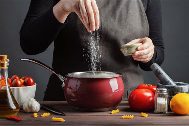 ทำอาหารง่ายๆ ที่บ้าน! รวมสูตร “อาหารปีใหม่ง่ายๆ 2025”: ขนมหวานหินทองกับหมูชิ้นทอดซอส ใช้หม้ออเนกประสงค์ทำได้ง่าย
