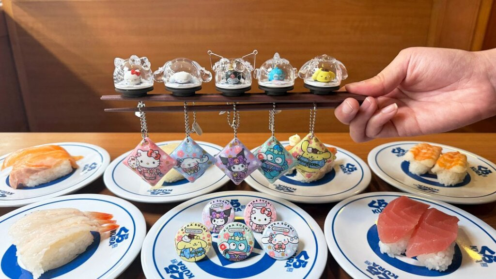 “ซากะซูชิ x ซานริโอ” คอลแลบมาแล้ว! พวงกุญแจน่ารักสุดๆ แบบนอนทับ, ตัวละครในชุดกิโมโนที่แฟนๆ ต้องเก็บสะสม, และกิจกรรมสะสมแต้มลุ้นรับแก้วสแตนเลสลิมิเต็ด
