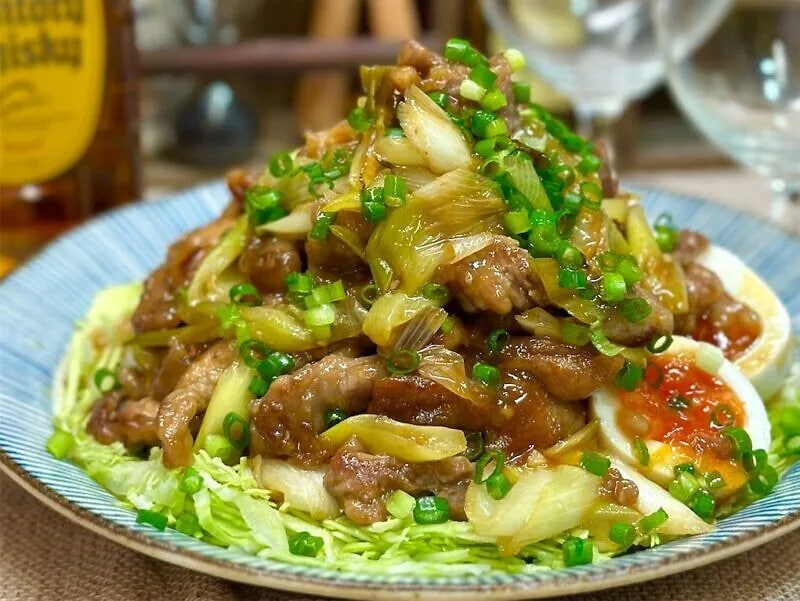 เมนูทานกับข้าวสุดฮิต “หมูผัดต้นหอม” สูตรง่าย ๆ ใช้ได้ทั้งสไลซ์หมูสำหรับชาบูหรือหมูหั่นเส้น