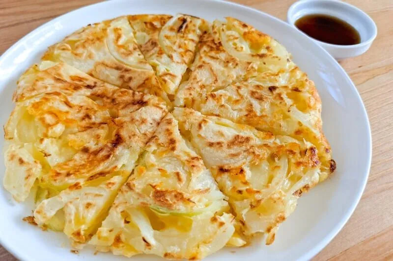 เมนูทำง่ายแถมอร่อย! “แพนเค้กหอมหัวใหญ่ชีส” (Onion Cheese Pancake) ที่ทุกคำที่กัดจะเต็มไปด้วยความหวานธรรมชาติจากหอมหัวใหญ่